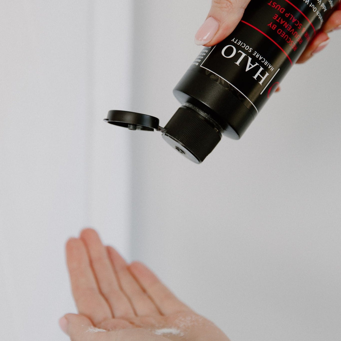 Extend wash days, add volume and ignite healthy hair growth with our rejuvenate hair and scalp dust that can be mixed in to our complete halo range.