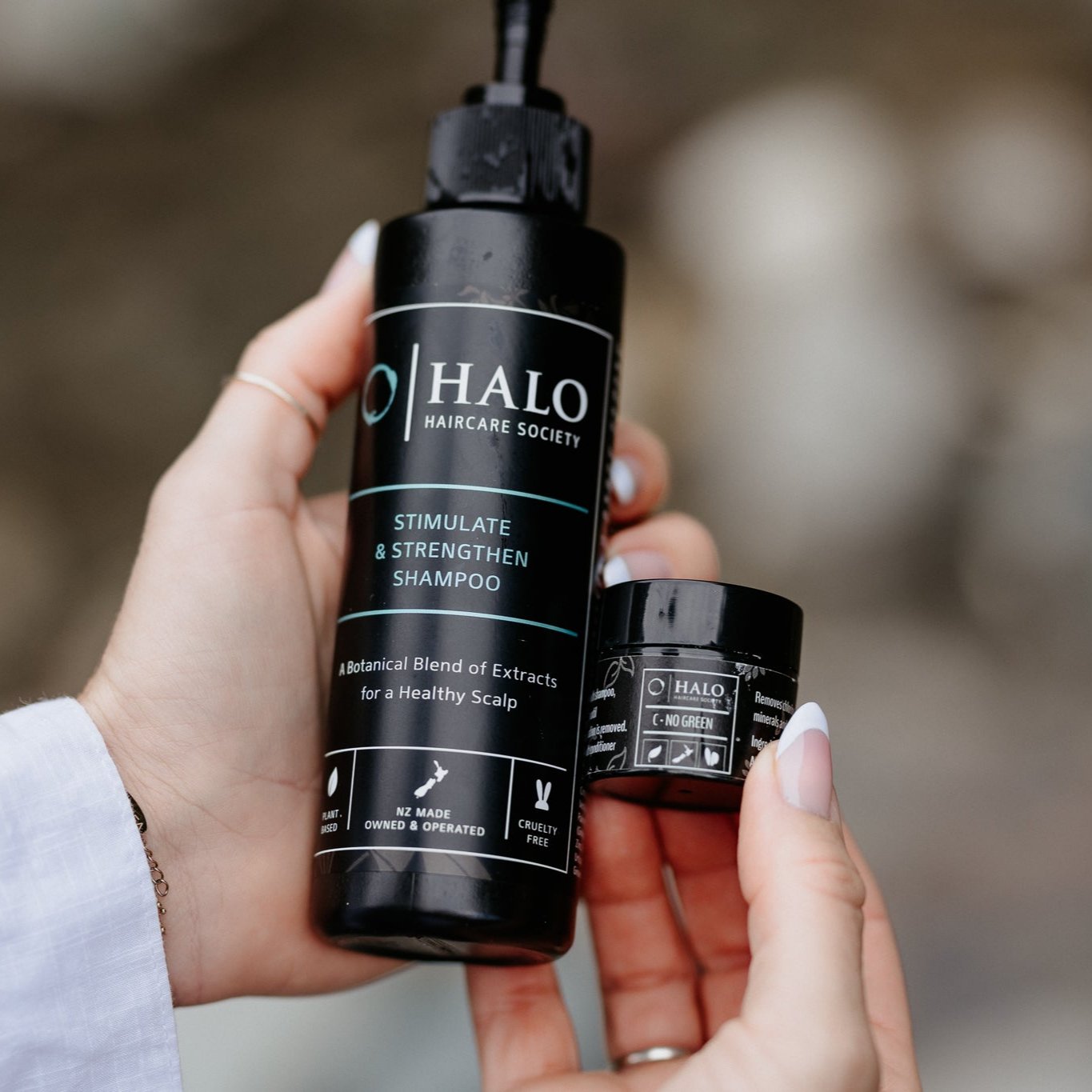 Removes green from hair from the copper reaction from chlorine pools and mineral deposits from copper pipes