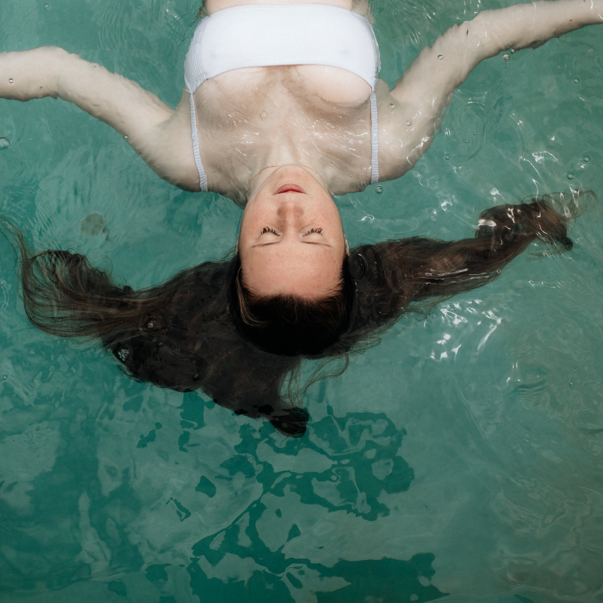 Remove green tones for hair after swimming