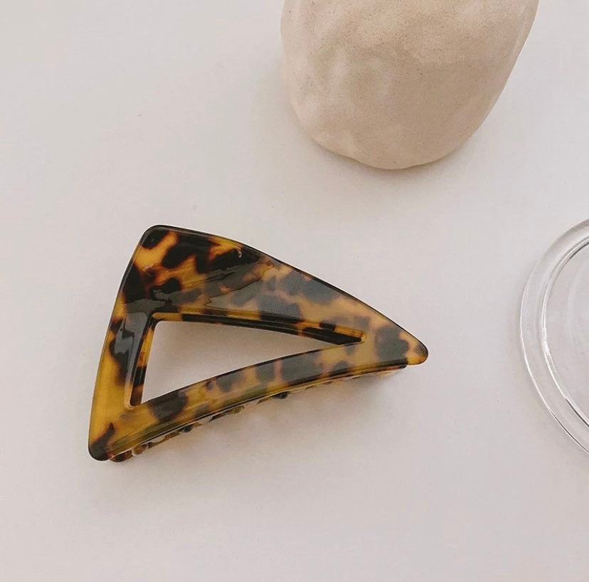Turtle shell claw clip in medium size