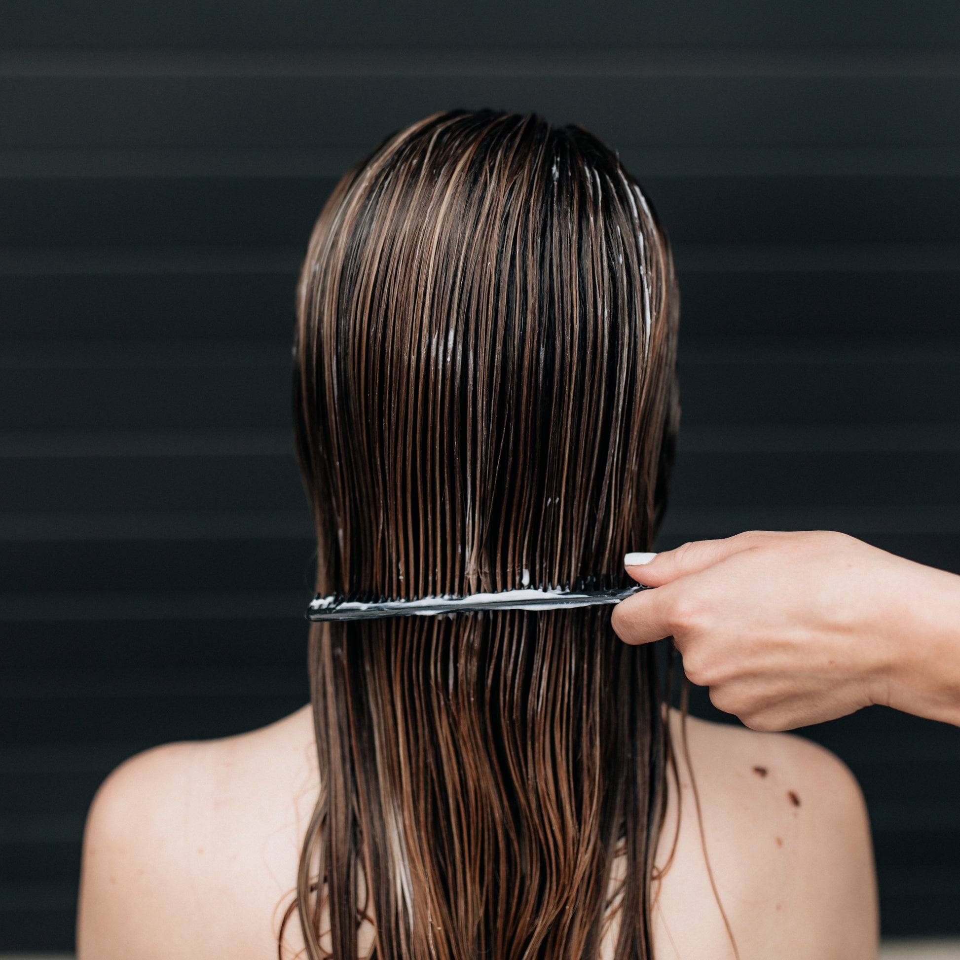 Suited to all hair types needing hydration and nourishment.