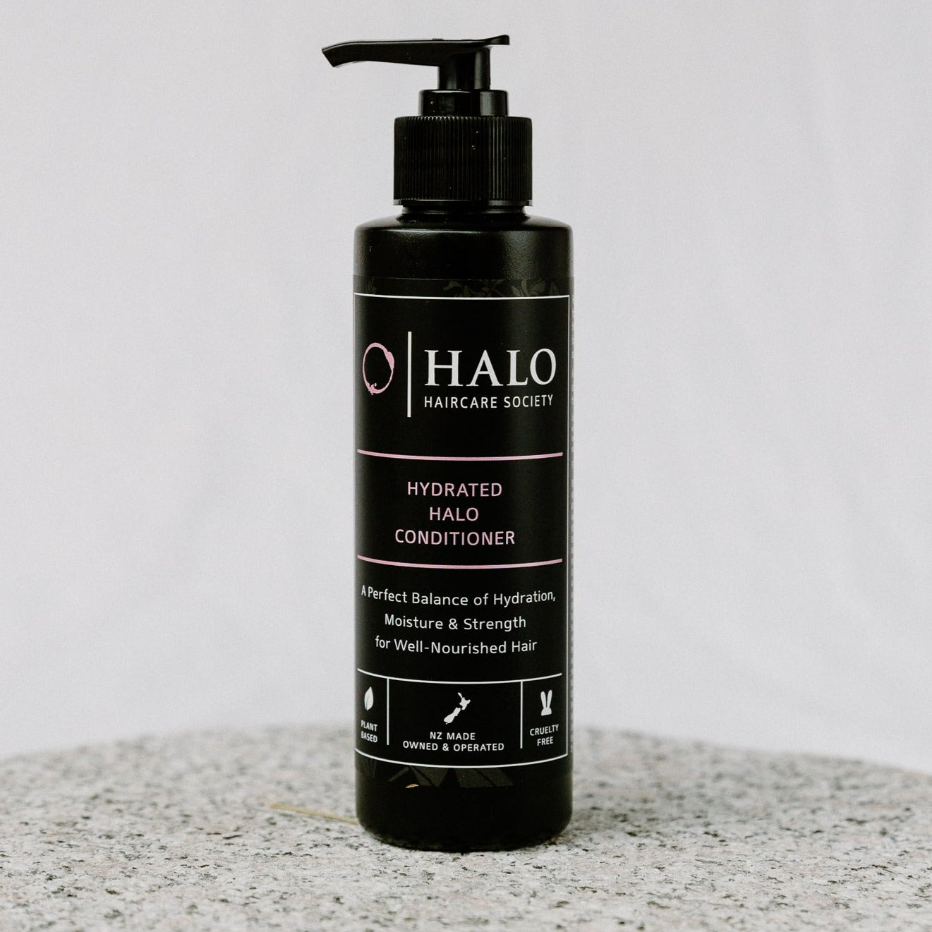 Hydrating and nourishing hair Conditioner with the perfect balance of humectants and emollients with a cohesive pH to your hair for healthy, shiny strands.