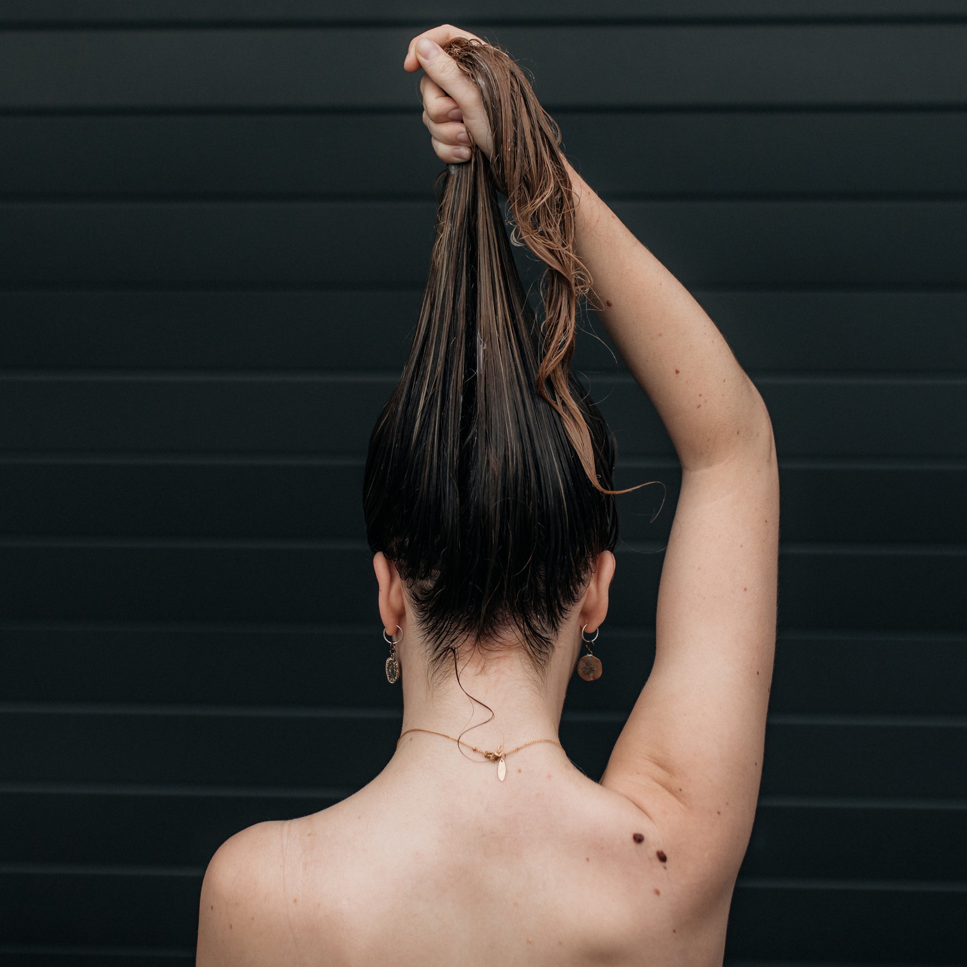 Nourshing, hydrating and strengthening condiitoner with incredible slip to remove knots from all hair textures and lengths including, dry, damamged, brittle, weak and normal curl and hair types.